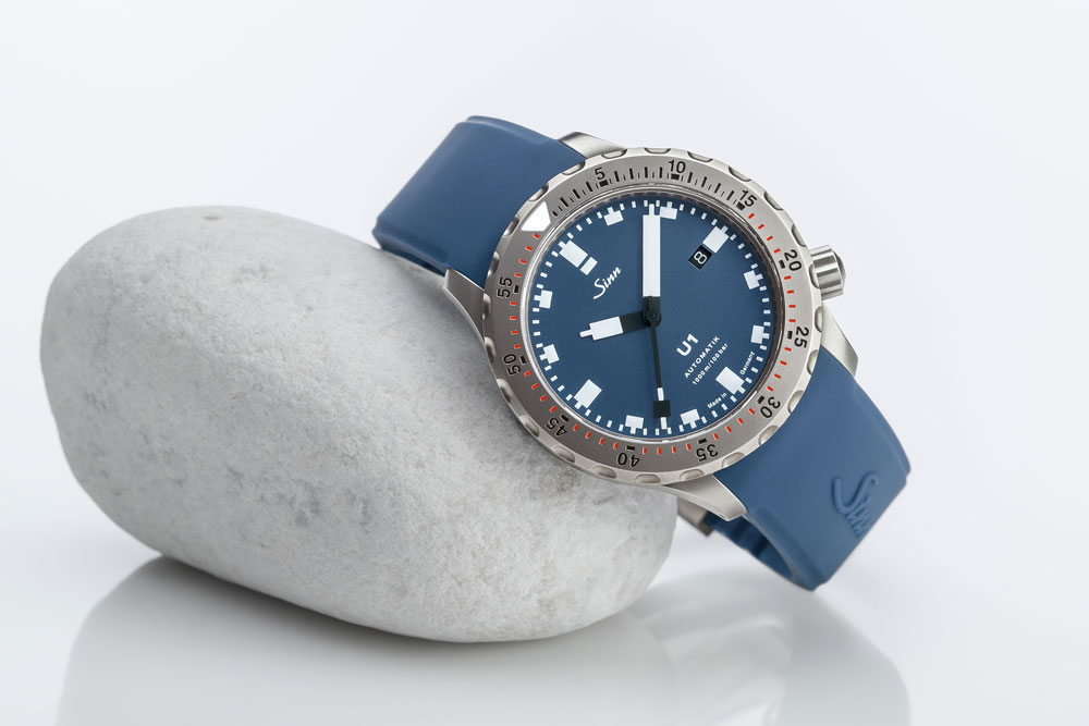 【ジン・デポ神戸三宮店】Sinn (ジン) 時計に息づくマットブルー 視認性と信頼性の高い機能美の本質となるモデル