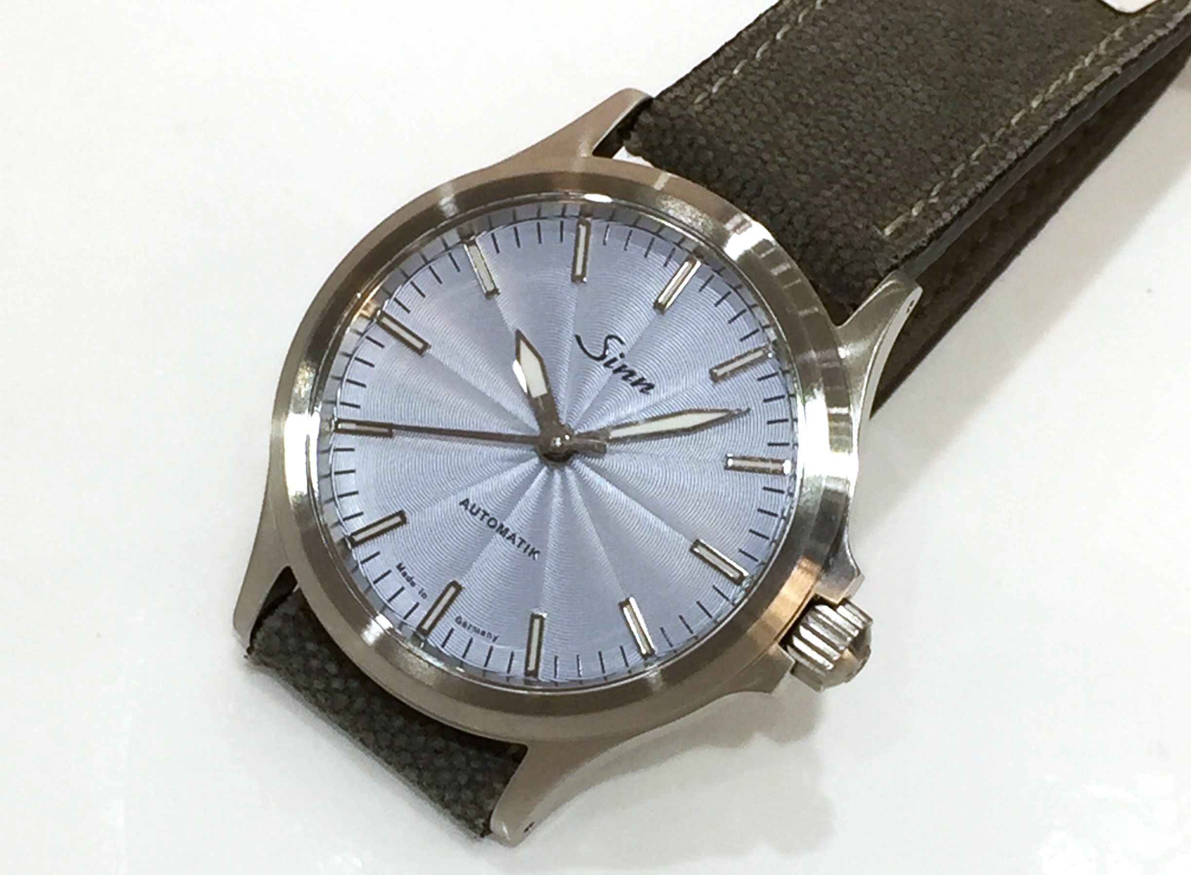 【SINN】556 Ice Blue アイスブルー 端正なフォルムの中で完成するギョーシェの輝き 【SINN】556 Ice Blue アイスブルー 端正なフォルムの中で完成するギョーシェの輝き