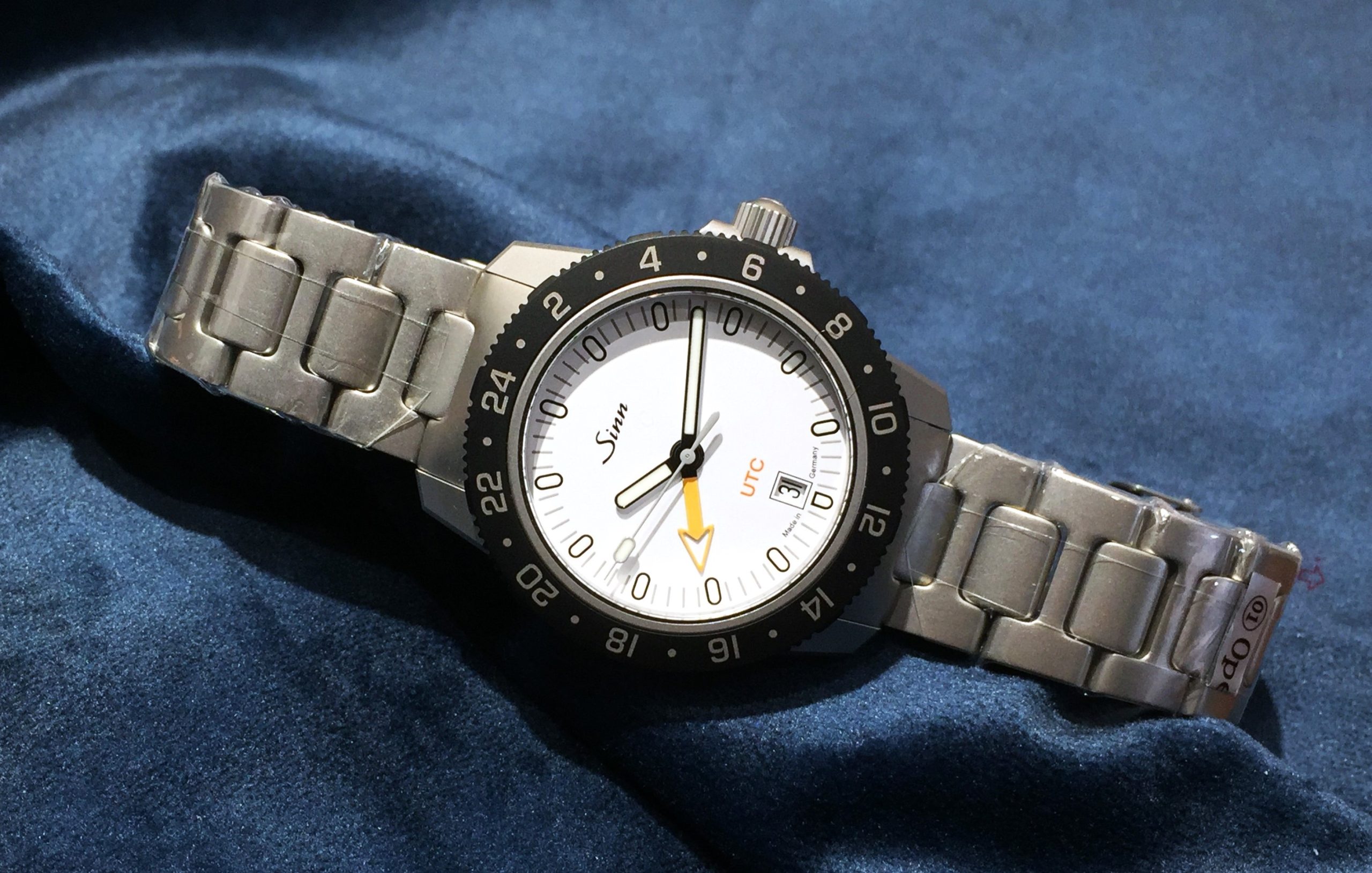 【SINN】105.ST.SA.UTC.W 24時間式第二時間帯表示を備えた 上品な大人のスポーツウォッチ 【SINN】105.ST.SA.UTC.W 24時間式第二時間帯表示を備えた 上品な大人のスポーツウォッチ